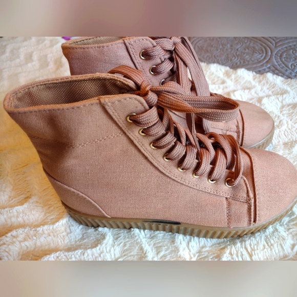 Qupid Size 6M Lace Up Ankle Sneakers. Pink/Mauve in color, Platform, Traction - Picture 3 of 6